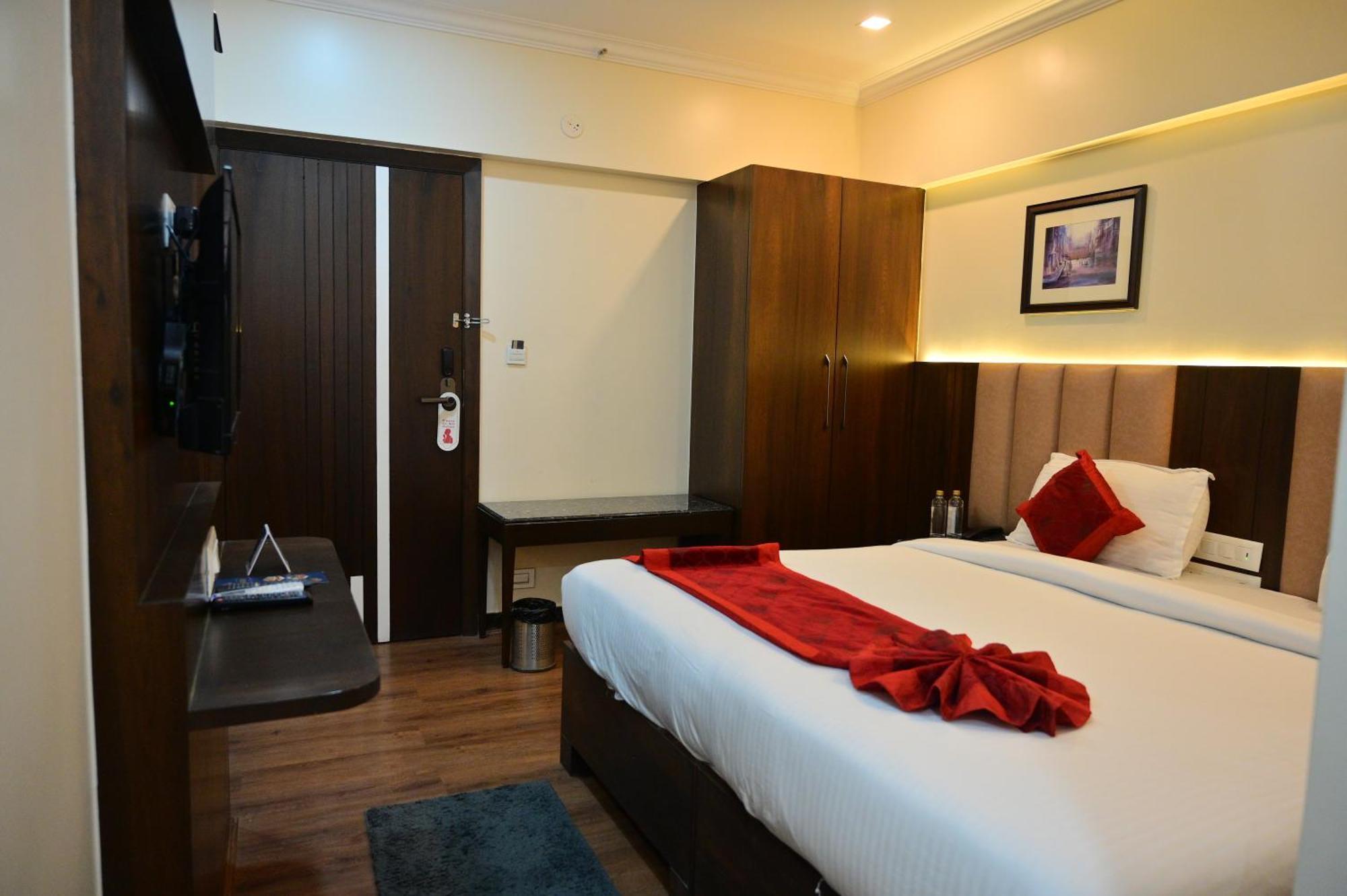 Hotel Golden Riviera Mysore Exterior photo